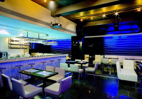 冷色包裹的激情?。粒颍澹峋瓢稍O計說明 酒吧設計效果圖欣賞