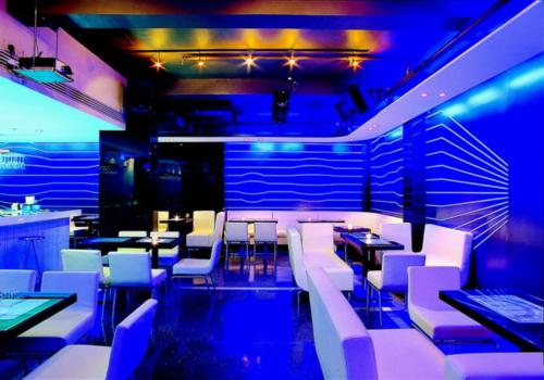 冷色包裹的激情?。粒颍澹峋瓢稍O計說明 酒吧設計效果圖欣賞