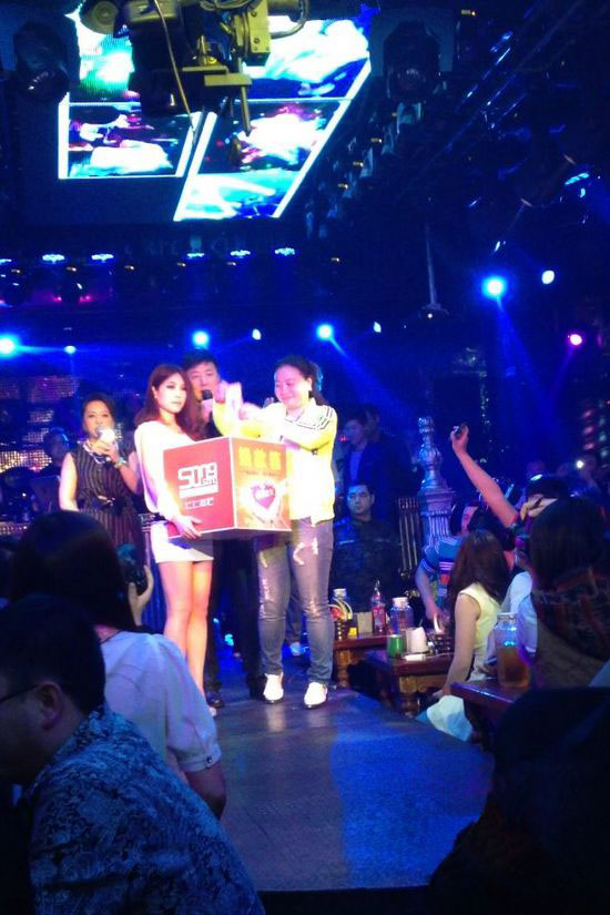祈福雅安  鄭州上上酒吧義演募捐賑災
