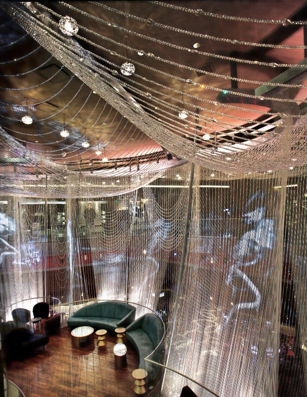 持續閃耀的魔幻空間 Chandelier酒吧設計