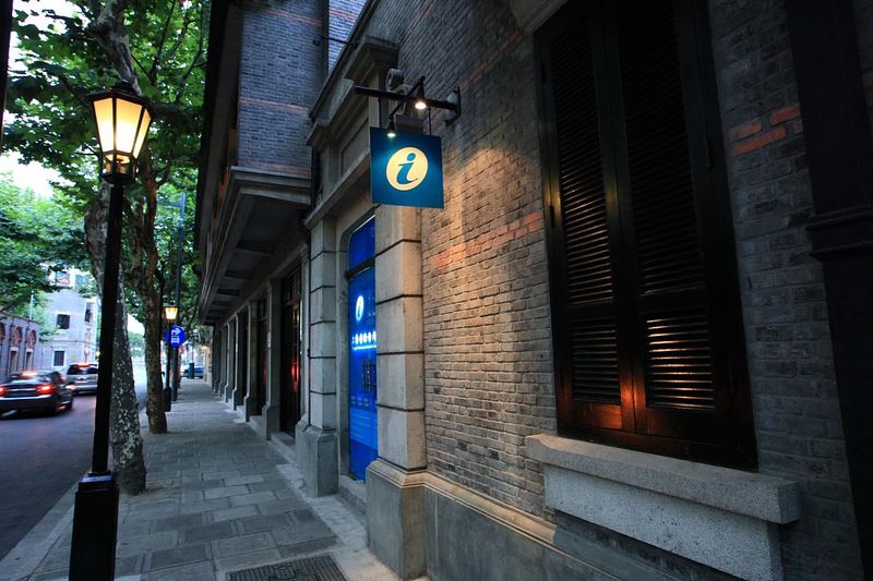 上海新天地街區式酒吧設計